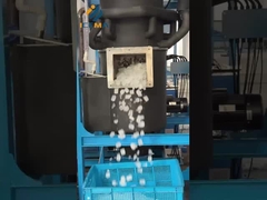 Inżynier uruchamiający maszynę lodową