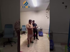 Inżynierowie przybyli do Indonezji, aby uruchomić maszynę do lodu dla klienta